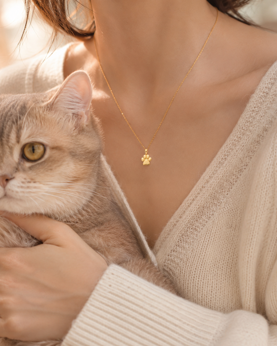 猫の足跡ペンダント 着用イメージ